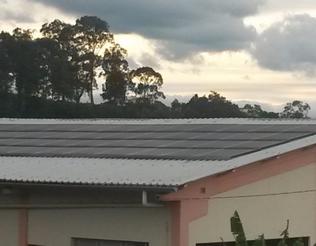 Placas sobre o telhado.